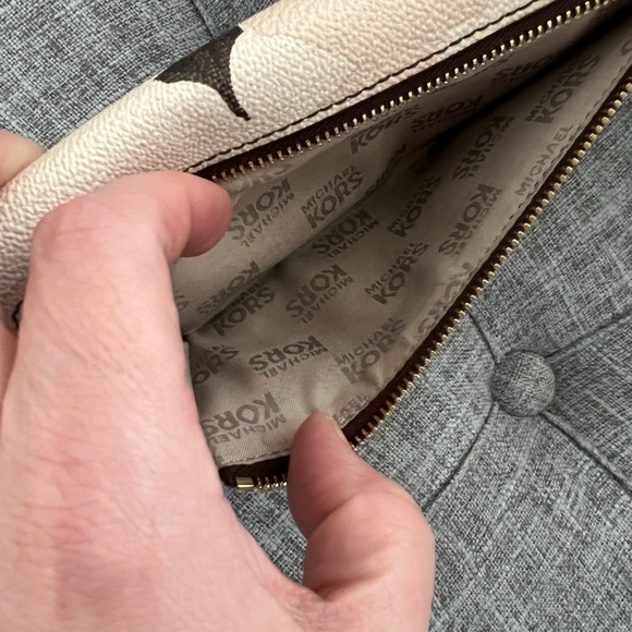 Michael Kors slim signature wallet w/floral design. - Picture 3 of 7